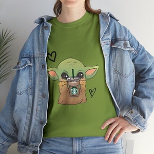 Camisa Baby Yoda, café, camisa de café Baby Yoda, camisa de Star Wars, Starbuck, regalo de amante del café, café Baby Yoda, camiseta de algodón pesado unisex imagen 5