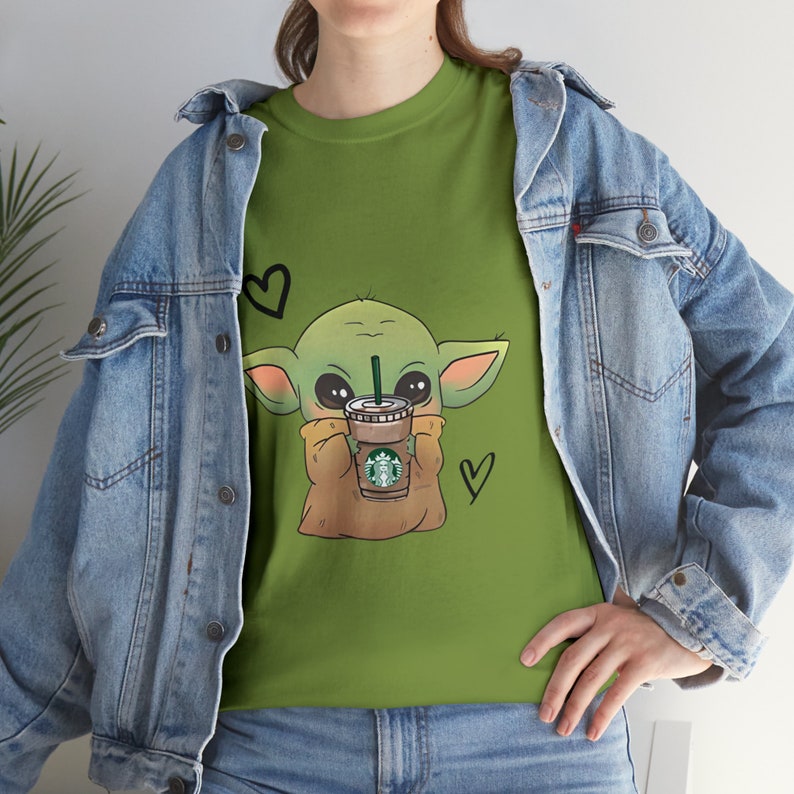 Camisa Baby Yoda, café, camisa de café Baby Yoda, camisa de Star Wars, Starbuck, regalo de amante del café, café Baby Yoda, camiseta de algodón pesado unisex imagen 5