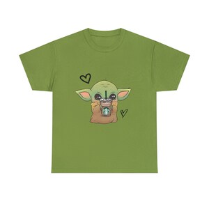 Camisa Baby Yoda, café, camisa de café Baby Yoda, camisa de Star Wars, Starbuck, regalo de amante del café, café Baby Yoda, camiseta de algodón pesado unisex Kiwi
