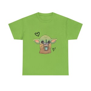 Camisa Baby Yoda, café, camisa de café Baby Yoda, camisa de Star Wars, Starbuck, regalo de amante del café, café Baby Yoda, camiseta de algodón pesado unisex Lime