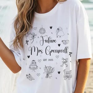 カスタマイズ可能なFuture Mrs. Bride Comfort Colors Tシャツ、ウェディングシャツ、ブライダルパーティーTシャツ、パーソナライズされたブライダルシャワーギフト、ユニセックスウェディングTシャツ