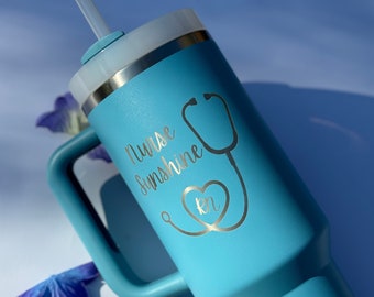 Personalisierte Med Studenten Stanley 40 Unzen Stanley mit Griff & Stroh, Geschenke für die Med School, personalisierte Becher für Krankenschwestern, Stanley für Ärzte
