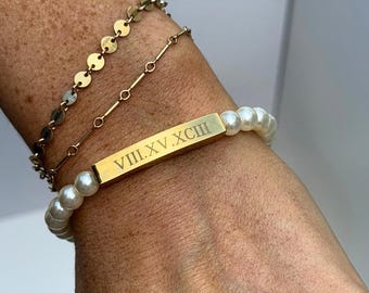 Personalisierte Brautjungfer Perlenarmband, gravierte Initial Armband, benutzerdefinierte Brautjungfer Geschenk mit Namen, zierliche 18k Gold PVD, Trauzeugin Schmuck