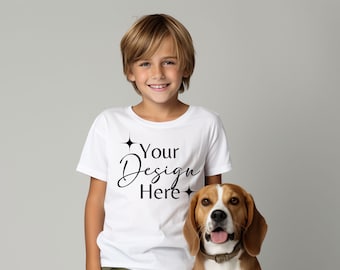 Bella Canvas 3001Y Jeugd Wit Shirt Kid Model Mock-Up, Jongen Met Hond Mock Up, Wit Bella Canvas Jeugd T-shirt Mockup