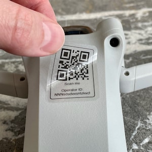 Clear Drone ID Aufkleber Set mit 4x Etiketten | Benutzerdefinierte wetterbeständige FAA / CAA-Registrierungsaufkleber zur Identifizierung und Wiederherstellung