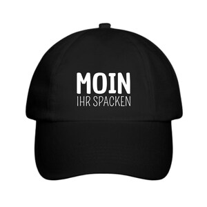 Könnte beinhalten: Schwarze Baseballkappe mit dem weißen Text "MOIN IHR SPACKEN" auf der Vorderseite. Die Kappe hat einen gebogenen Schirm und eine runde Krone. Der Text ist in einer fetten, serifenlosen Schriftart.