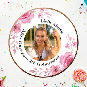 Könnte beinhalten: Ein weißer runder Aufkleber mit einem rosafarbenen Blumendesign und einem Foto einer Frau. Der Text auf dem Aufkleber lautet "Liebe Maria Alles Gute zum 30. Geburtstag".