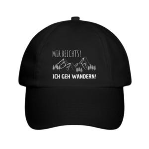 Könnte beinhalten: Schwarze Baseballkappe mit weißem Text und einem Bergmotiv. Der Text lautet "MIR REICHTS! ICH GEH WANDERN!". Die Kappe hat einen gebogenen Schirm und eine runde Krone, ideal für Outdoor-Aktivitäten.