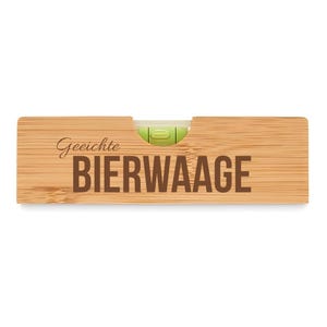 Könnte beinhalten: Eine Wasserwaage aus Holz mit dem Text "Geeichte BIERWAAGE" in Braun. Die Wasserwaage hat eine grüne Blase und ist aus hellbraunem Bambus gefertigt. Die Wasserwaage ist rechteckig.