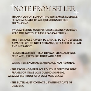 Peut inclure: Fond beige avec le texte "NOTE FROM SELLER" dans une police d&eacute;corative. Le texte comprend les politiques de la boutique, telles que les d&eacute;lais de traitement, les politiques d'&eacute;change et les coordonn&eacute;es du service client. Le texte est de couleur marron fonc&eacute;.