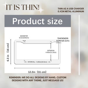 Peut inclure: Un sch&eacute;ma d'un cadre de plaque d'immatriculation avec des dimensions en pouces et en centim&egrave;tres. Le texte indique "IT IS THIN!" et "THIN AS A USB CHARGER 0.1CM METAL ALUMINUM." La taille du produit est indiqu&eacute;e avec des mesures de diam&egrave;tre, d'&eacute;paisseur et d'intervalles.