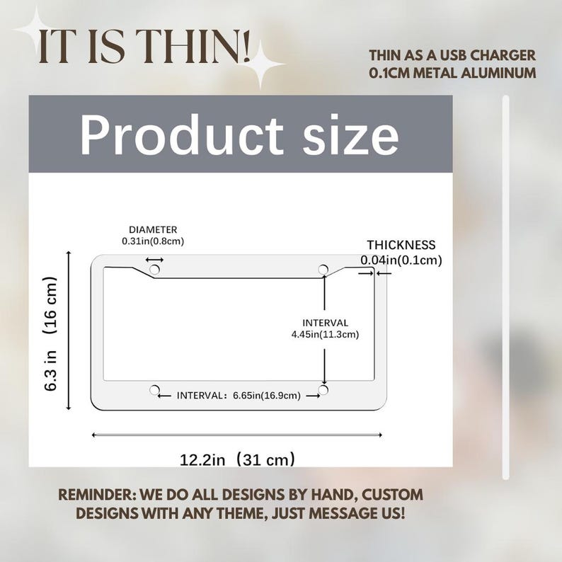 Peut inclure: Un sch&eacute;ma d'un cadre de plaque d'immatriculation avec des dimensions en pouces et en centim&egrave;tres. Le texte indique "IT IS THIN!" et "THIN AS A USB CHARGER 0.1CM METAL ALUMINUM." La taille du produit est indiqu&eacute;e avec des mesures de diam&egrave;tre, d'&eacute;paisseur et d'intervalles.
