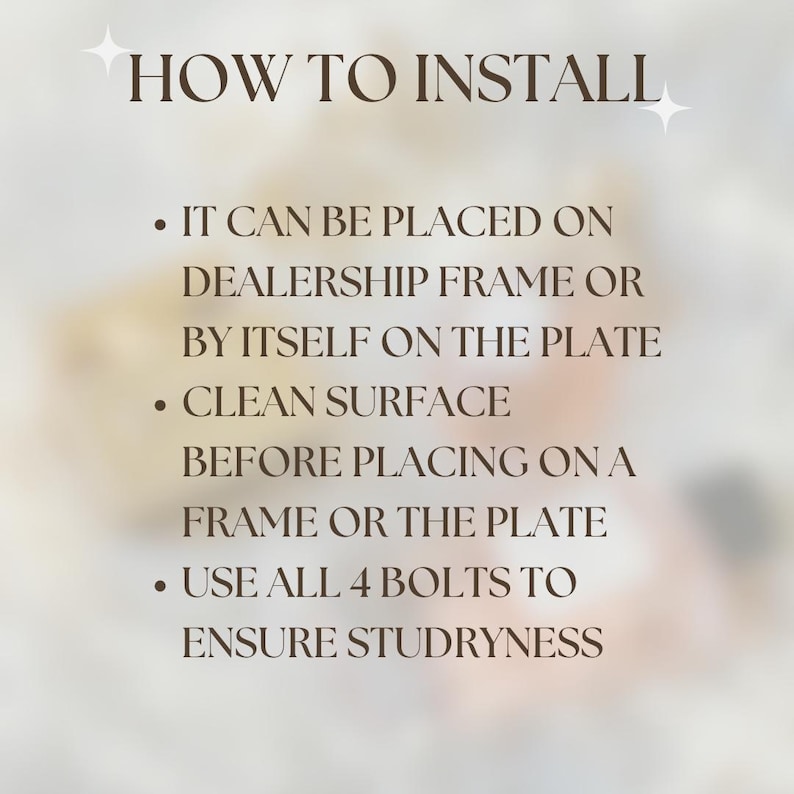 Peut inclure: Image avec le texte "HOW TO INSTALL" et des puces d&eacute;taillant le processus d'installation. Les instructions incluent le placement sur un cadre de concessionnaire ou une plaque, le nettoyage de la surface et l'utilisation des quatre boulons pour la stabilit&eacute;.