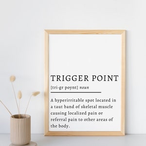 Puede incluir: Una impresión enmarcada con fondo blanco y texto negro que define un punto gatillo como un punto hiperirritable ubicado en una banda tensa de músculo esquelético que causa dolor localizado o dolor referido a otras áreas del cuerpo.