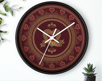 Reloj de pared con diseño de corazones y palos de cartas, arte vintage de cartas de casino, decoración para sala de póker en oro burdeos, silencioso, 25 cm, marco negro.