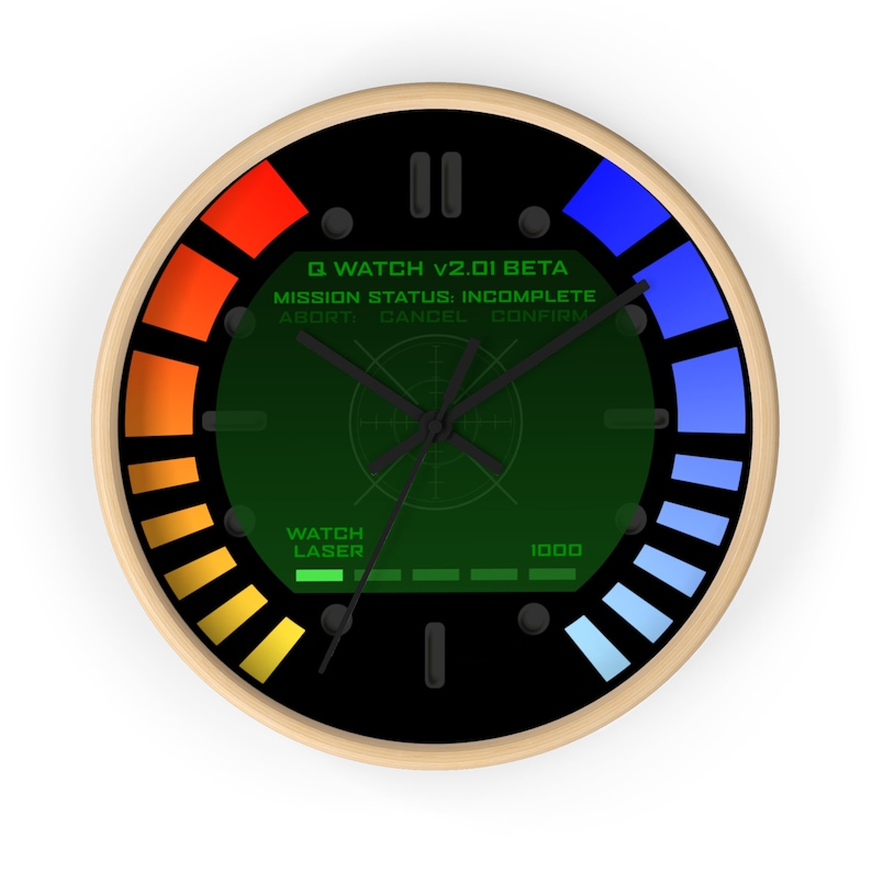Puede incluir: Un reloj negro y verde con marco de madera. La esfera del reloj presenta una pantalla digital con el texto "Q WATCH V2.01 BETA MISSION STATUS: INCOMPLETE ABORT CANCEL CONFIRM" y una pantalla de radar verde. La esfera del reloj tambi&eacute;n tiene una barra roja, naranja y amarilla a la izquierda y una barra azul a la derecha.