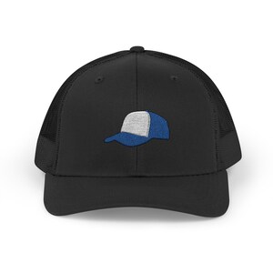 Può includere: Un cappellino trucker nero con retro in rete e pannello frontale solido. Al centro del cappellino è presente un ricamo che raffigura un cappellino da baseball blu e bianco, con dettagli di cucitura sulla corona e sulla visiera curva.