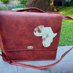 Elegante bolso bandolera de cuero africano para portátil con hebilla y bolsillo para teléfono: accesorio escolar de moda