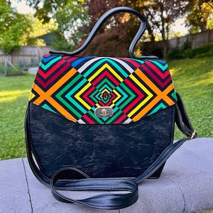Elegante cartera de cuero africano multicolor: correa ajustable y hebilla de seguridad