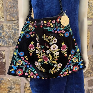 Bolso de terciopelo negro con bordado floral colorido