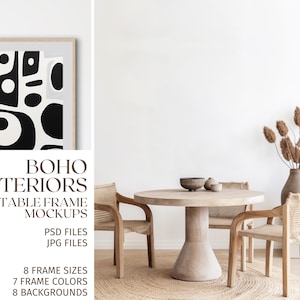 Puede incluir: Una pared blanca con una impresión abstracta en blanco y negro enmarcada, una mesa redonda de madera con cuatro sillas, un jarrón con juncos marrones secos y un sofá blanco con un cojín de tiro marrón.