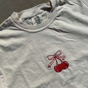 T-shirt coquette cerises couleurs confort brodé avec nœud, jolie chemise cerise minimaliste