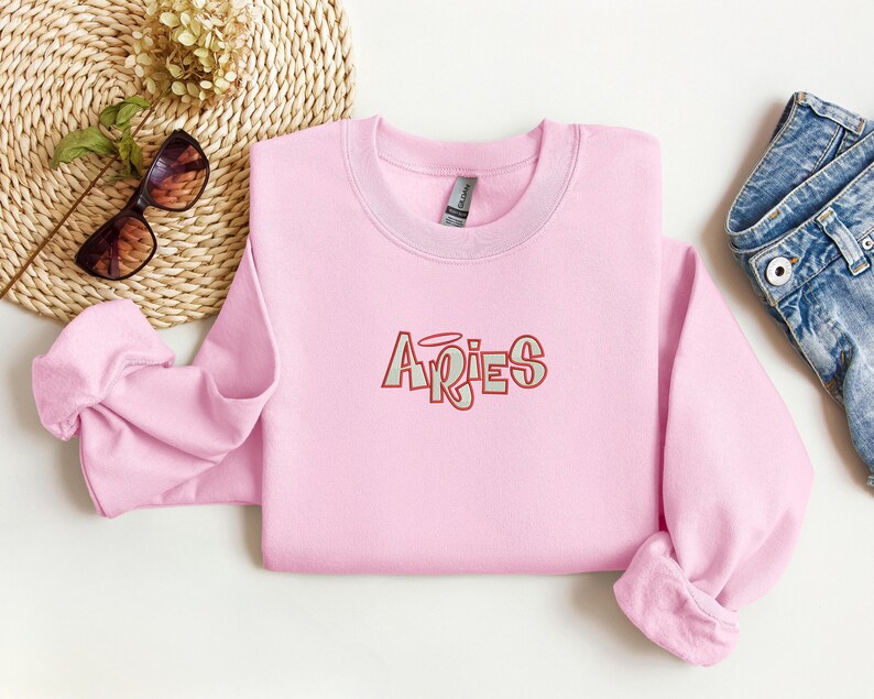 Aries Embroidered Sweatshirt, Aries Zodiac Embroidered Crewneck, Aries Zodiac Embroidered Sweater Cor-de-rosa