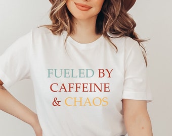 Maglietta alimentata dalla caffeina e dal caos, maglietta Busy Woman, maglietta Funny Mom, maglietta per la festa della mamma, neo mamma, maglietta divertente con colori coffee comfort, maglietta per amante del caffè