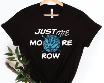 Maglietta all'uncinetto per donna, divertenti magliette artigianali, regalo per gli amanti dell'uncinetto, maglietta all'uncinetto "Just One More Row", regalo per gli amanti dell'uncinetto, maglietta all'uncinetto