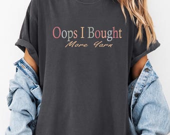 Camiseta Comfort Colors con la frase "Ups, compré más lana", camiseta de punto de cruz, divertida camiseta para manualidades, regalo para amantes del bordado, camiseta de algodón suave para artesanos.