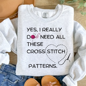 de sí, realmente necesito todos estos patrones de punto de cruz Sudadera para amantes del crochet, regalos para mamá, divertida camiseta de crochet, camiseta de mamá artesana.