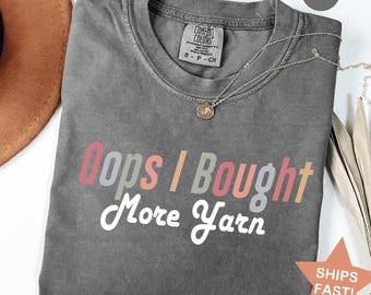 Camiseta Comfort Colors con la frase "Ups, compré más lana", camiseta de punto de cruz, divertida camiseta para manualidades, regalo para amantes del bordado, camiseta de algodón suave para artesanos.