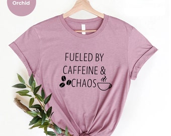 alimentato da caffeina e caos camicia,donna impegnata,camicia mamma divertente,camicia per la festa della mamma, nuova mamma,camicia divertente con colori comfort per il caffè,t-shirt per l'amante del caffè