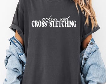 Camiseta de café y punto de cruz, divertida camiseta de punto de cruz, camiseta de artesano, camiseta para amantes del hilo y el café, camiseta para aficionados al bordado