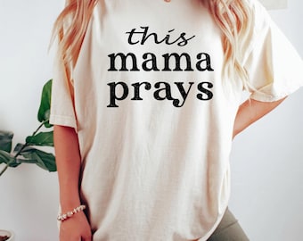 Chemise Cette maman prie, t-shirt inspirant pour maman chrétienne, t-shirt foi et prière, cadeau spirituel pour maman, chemise encourageante pour les Écritures
