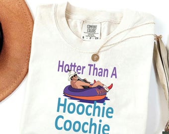 Camiseta "Más caliente que un Hoochie Coochie" con colores cómodos, camiseta meme de vacaciones de verano, camiseta para amantes de la música, música country de los 90, camiseta de verano de moda