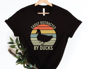 Leicht abgelenkt von Enten, Enten Mutter, Tierliebhaber, lustiges T-Shirt, Enten Liebhaber Geschenk, Enten Shirt, Vogel Shirt, Enten Mutter, lustiges Geschenk für Enten Liebhaber