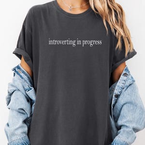Camiseta "Introversión en progreso", Camiseta divertida para introvertidos, Camiseta antisocial, Camiseta "Cargando batería social", Ambiente hogareño, Camiseta con humor con el que te identificarás