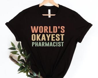 世界一OKな薬剤師シャツ、面白い薬剤師Tシャツ、薬剤師ギフトシャツ、薬剤師Tシャツギフト、薬剤師シャツ、面白い薬剤師Tシャツ