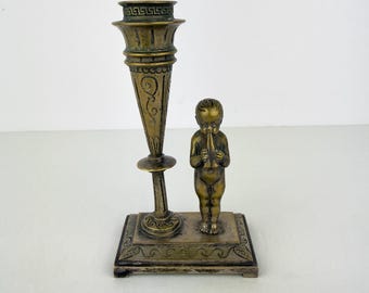 Castiçal vitoriano de latão com putti musical