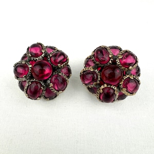 Op de afbeelding: Een witte keramische mok met een zwart handvat en de tekst "But First, Coffee" in een zwarte, vette letter. De mok staat op een wit oppervlak.