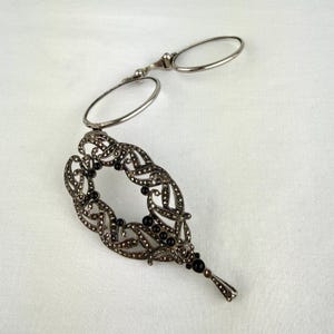Antiekzilveren hanger Lorgnette-operabril met marcasieten