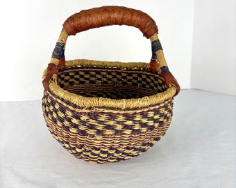 Cesto Bolga africano vintage con manico in pelle