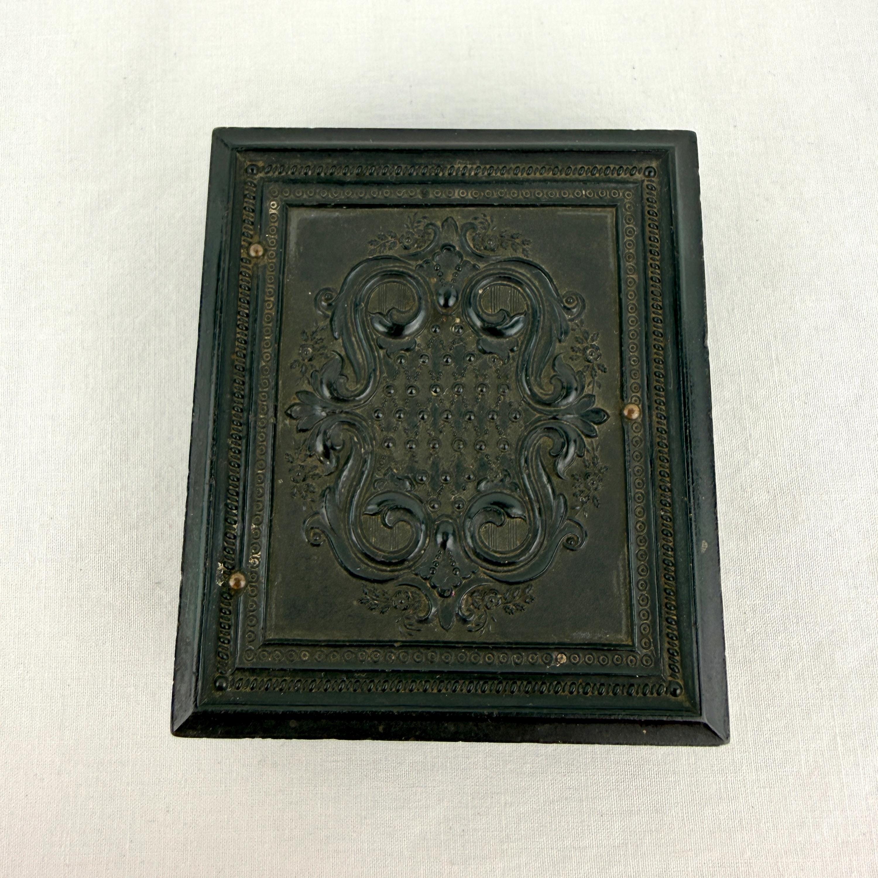 Broche Ancienne Fleur Noire - Gutta Percha Sculptée - XIXe Siècle