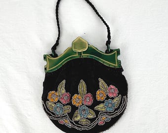 Czeska torebka z lat 30. XX wieku, zdobiona koralikami i haftem, z ramką z octanu celulozy w stylu art déco