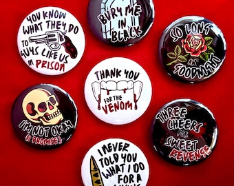 Puede incluir: Siete chapas redondas con diversos diseños gráficos y textos. Los diseños incluyen un revólver, un ataúd, una rosa, colmillos de vampiro, una calavera y una bala. Los textos incluyen frases como Bury Me In Black y Thank You For The Venom.