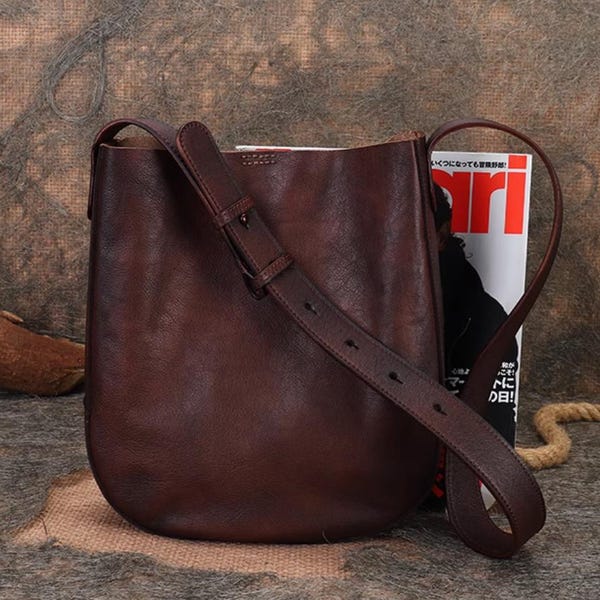 Top Grain Leather Handmade ladies Bag, Vintage Style ladies Leather Crossbody Bag, Adjustable Shoulder Strap ladies Leather Bag.