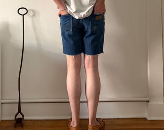 Wrangler dark wash raw hem cutoff denim shorts ~ 32" Waist