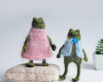 Modèle de grenouille tricoté avec des vêtements - Jolie petite grenouille à tricoter avec une robe et un gilet - Modèle de tricot de peluche en anglais