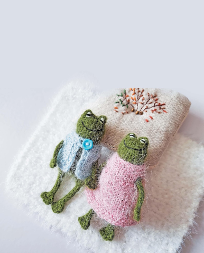 Frog Cloth Knitted Frog Pattern With Clothes – Cute Small Frog Toy Knitting ...